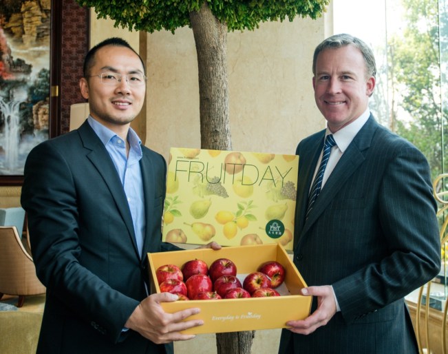 Loren Zhao from China’s Fruit Day with Premier Will Hodgman and Tasmanian apples